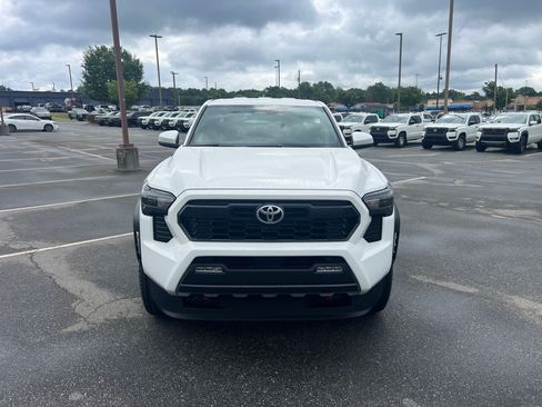 Used 2025 Toyota Tacoma TRD Off-Road AWD/4WD image 2