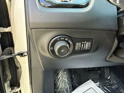 Used 2018 Jeep Compass Limited w/ Navigation Group AWD/4WD image 18