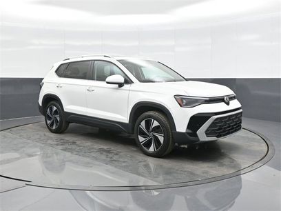 Certified 2025 Volkswagen Taos SE w/ Panoramic Sunroof Package