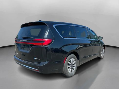 Used 2024 Chrysler Pacifica Limited FWD image 9