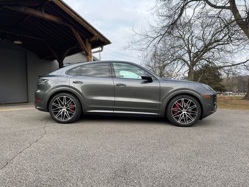 Used 2025 Porsche Cayenne GTS AWD/4WD image 3