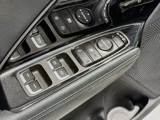Used 2017 Kia Niro Touring FWD image 19