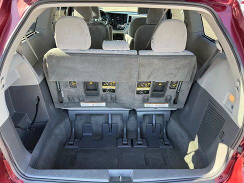 Used 2018 Toyota Sienna LE image 44