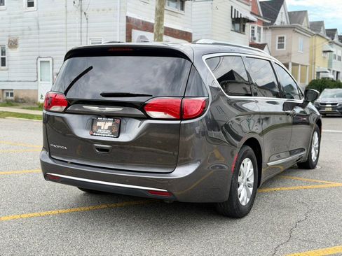 Used 2018 Chrysler Pacifica Touring-L FWD image 6