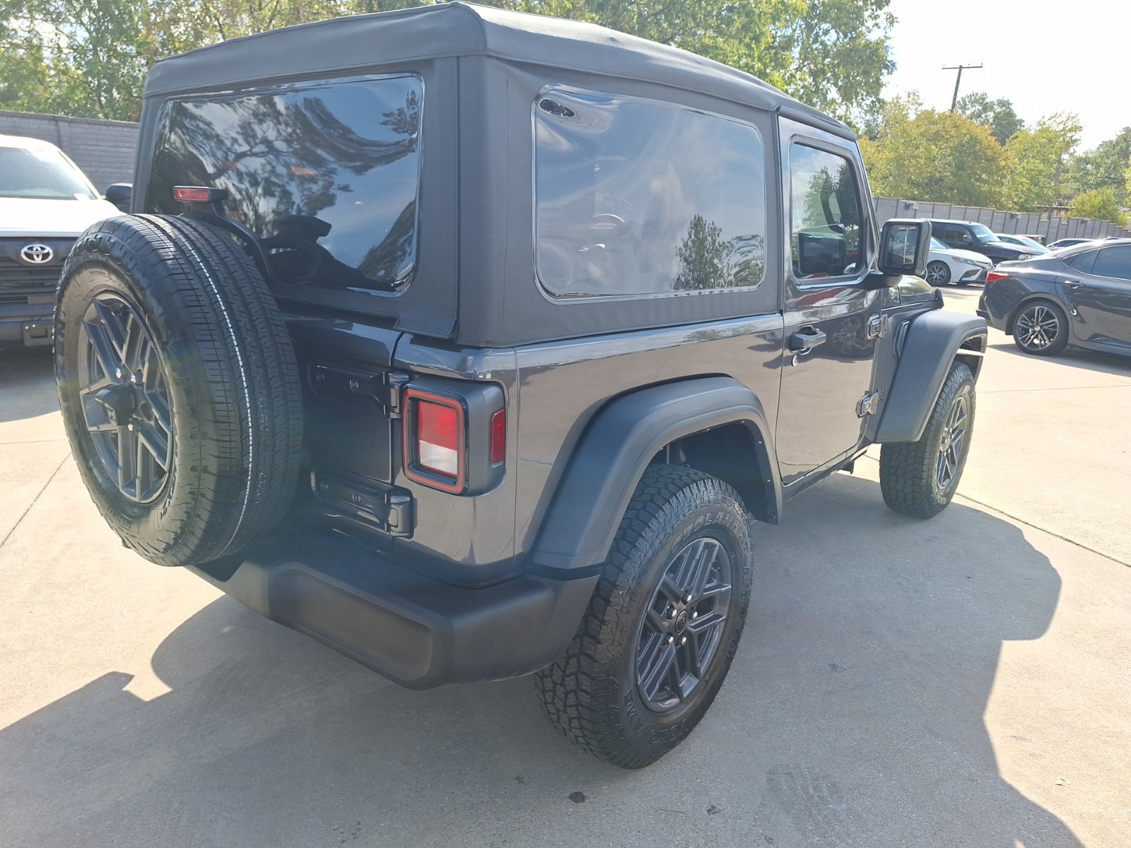 Used 2025 Jeep Wrangler Sport AWD/4WD image 6