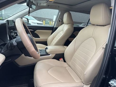 Used 2024 Toyota Highlander XLE image 14