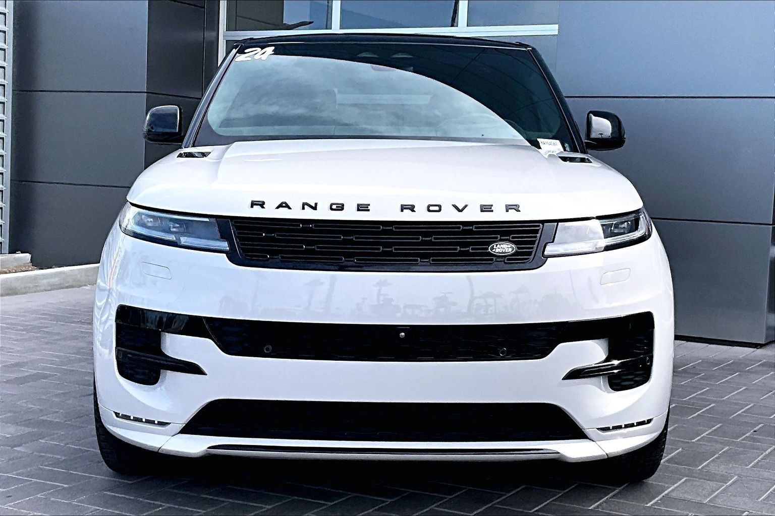 Used 2024 Land Rover Range Rover Sport Dynamic SE AWD/4WD image 2