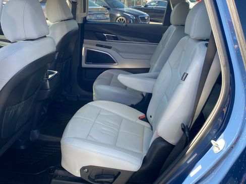 Used 2024 Kia Telluride EX w/ EX Captain's Chair Package image 7