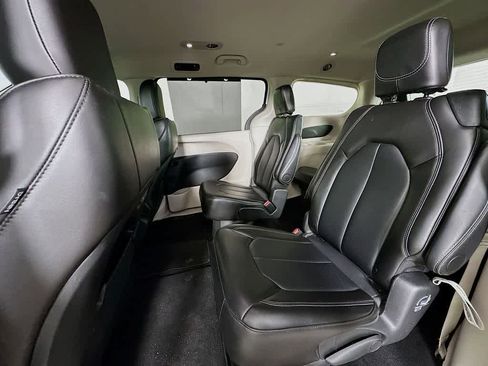 Used 2024 Chrysler Pacifica Touring-L image 14