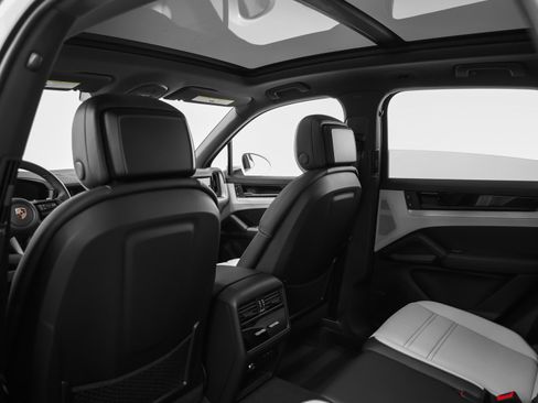 Used 2024 Porsche Cayenne image 35