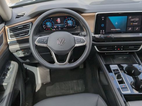 Used 2025 Volkswagen Atlas SE image 13