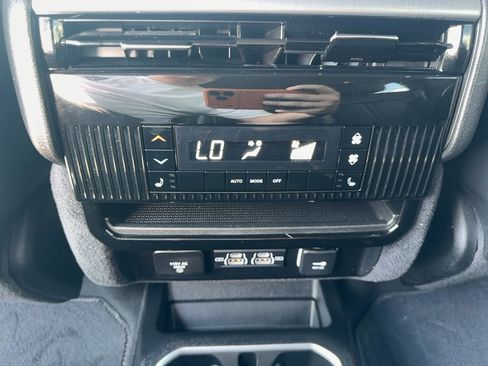 Used 2024 Jeep Wagoneer Series II w/ Convenience Group I AWD/4WD image 12