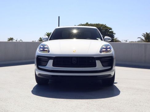 Certified 2025 Porsche Macan AWD/4WD image 6