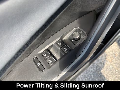 Used 2025 Volkswagen Jetta SE w/ Sunroof Package FWD image 14