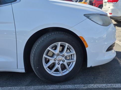 Used 2017 Chrysler Pacifica LX image 4