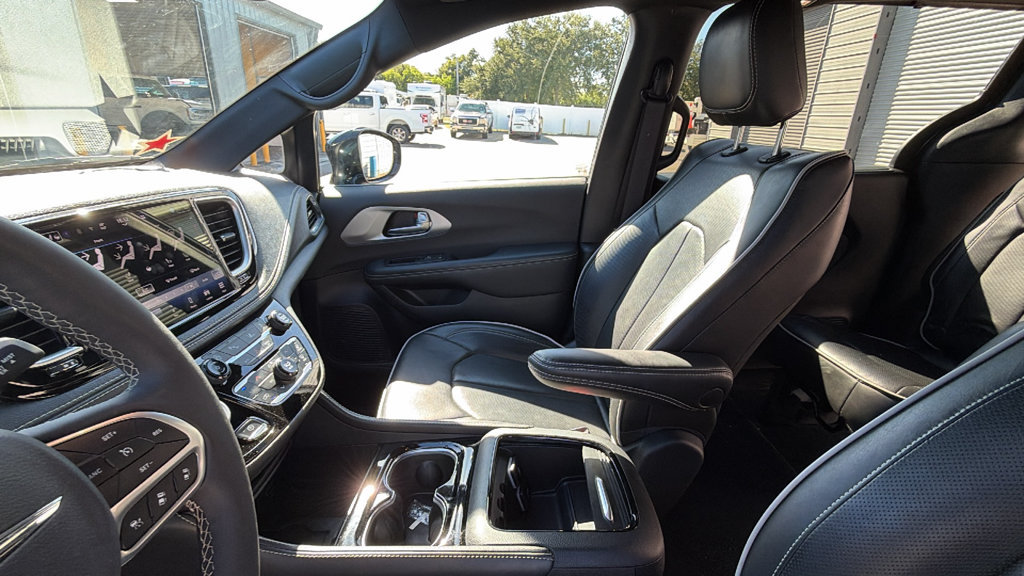 Used 2026 Chrysler Pacifica Limited FWD image 20