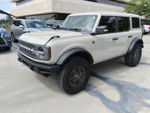 Used 2025 Ford Bronco Badlands AWD/4WD image 3