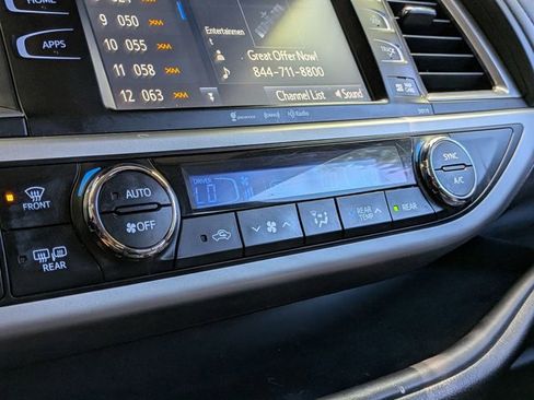 Used 2017 Toyota Highlander SE image 7
