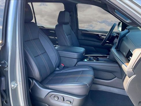 Used 2025 Chevrolet Suburban High Country RWD image 30