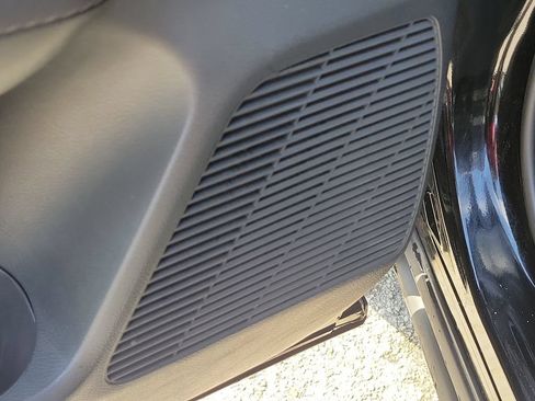 Certified 2025 Nissan Kicks SR FWD image 21