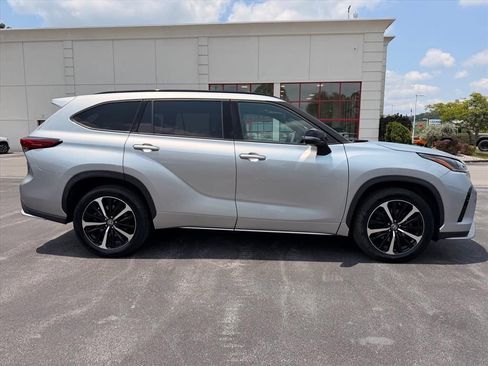 Used 2022 Toyota Highlander XSE AWD/4WD image 3