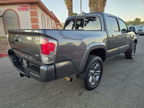Used 2016 Toyota Tacoma Limited w/ Towing Package image 7