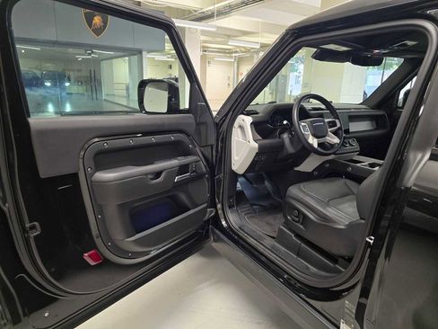 Used 2025 Land Rover Defender 90 X-Dynamic SE image 17