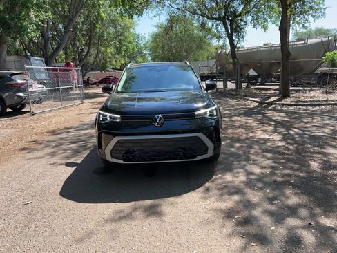 Used 2025 Volkswagen Taos SE FWD image 4