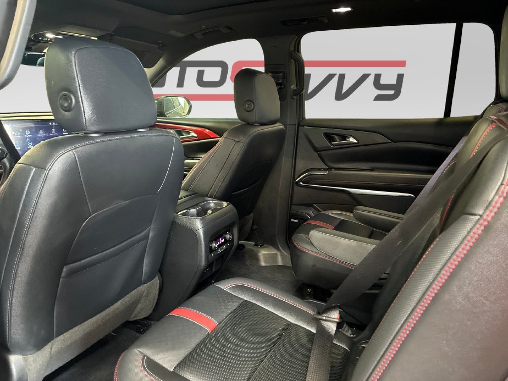 Used 2024 Chevrolet Traverse RS FWD image 17
