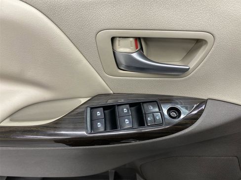 Used 2017 Toyota Sienna XLE FWD image 19