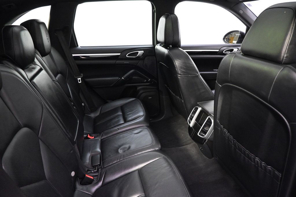 Used 2014 Porsche Cayenne Platinum Edition AWD/4WD image 18
