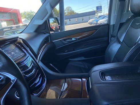 Used 2020 Cadillac Escalade Luxury w/ Escalade Sport Edition AWD/4WD image 18