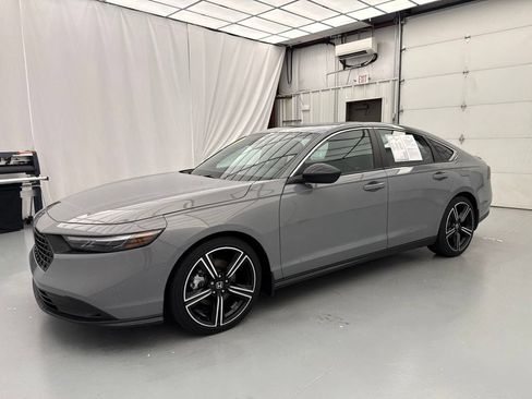 Used 2025 Honda Accord Sport image 3