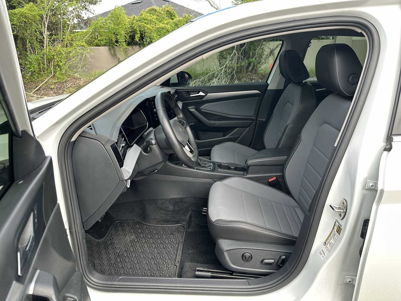 Used 2025 Volkswagen Jetta SE FWD image 2