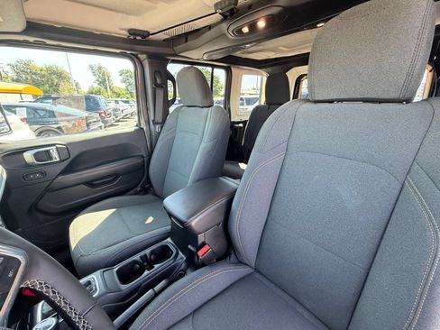Used 2025 Jeep Wrangler Unlimited Sahara AWD/4WD image 34