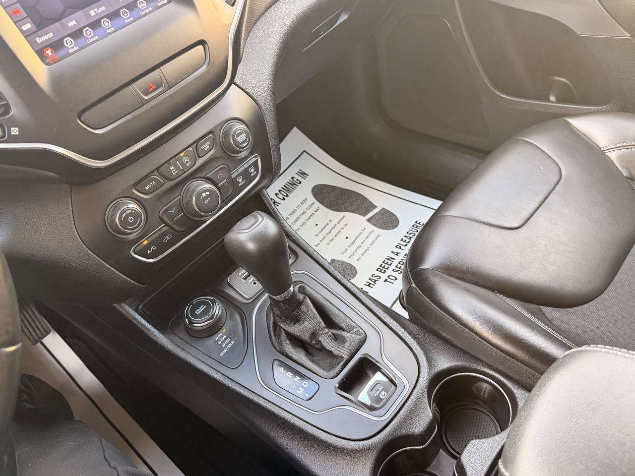 Used 2019 Jeep Cherokee Latitude Plus AWD/4WD image 31