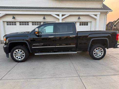 Used 2018 GMC Sierra 2500 Denali w/ Duramax Plus Package image 2