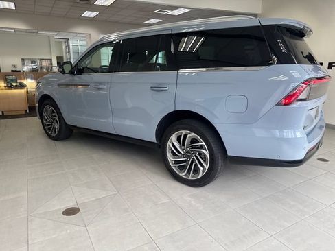 Used 2025 Lincoln Navigator Reserve AWD/4WD image 5
