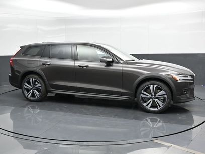 New 2025 Volvo V60 B5 Cross Country Plus w/ Protection Package Premier