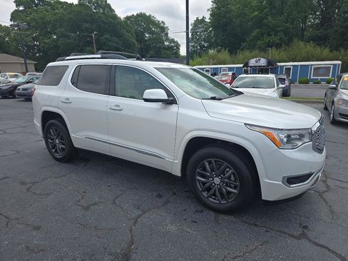 Used 2017 GMC Acadia Denali w/ Technology Package FWD image 3