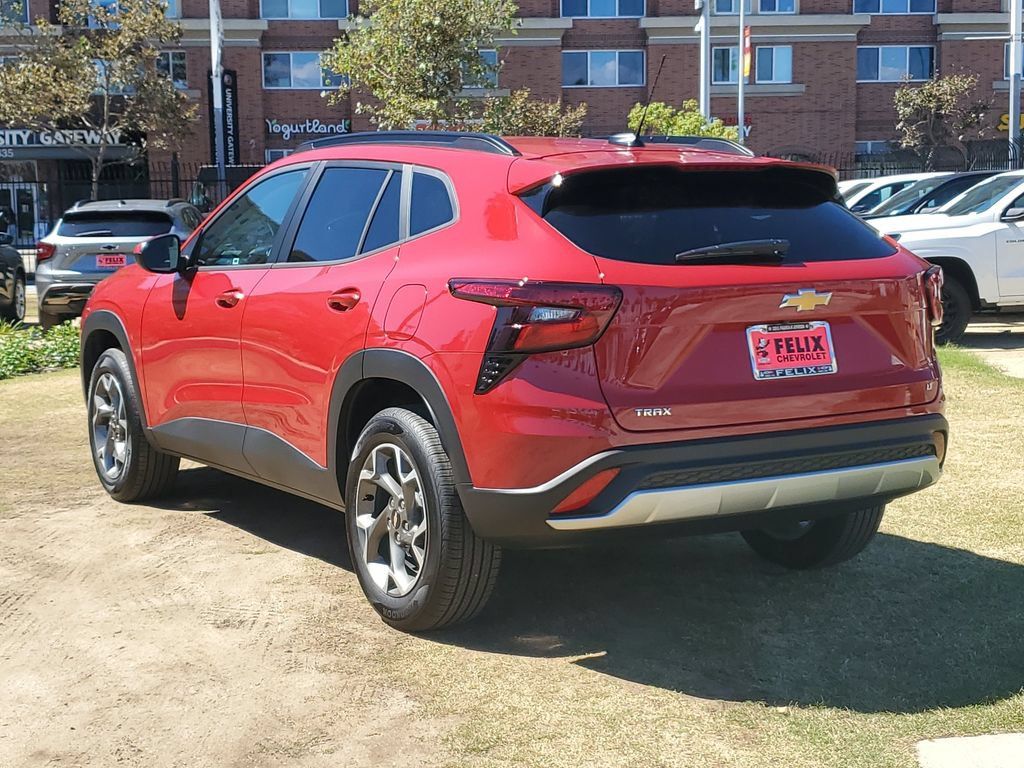 Used 2026 Chevrolet Trax LT FWD image 5