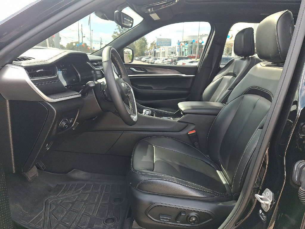 Used 2024 Jeep Grand Cherokee L Limited w/ Black Appearance Package AWD/4WD image 14