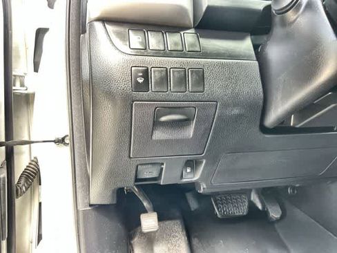 Used 2018 Toyota Highlander LE FWD image 28