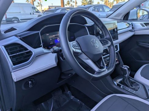 Certified 2025 Volkswagen Taos SE image 9