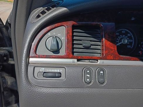 Used 2011 Lincoln Town Car Signature Limited image 13