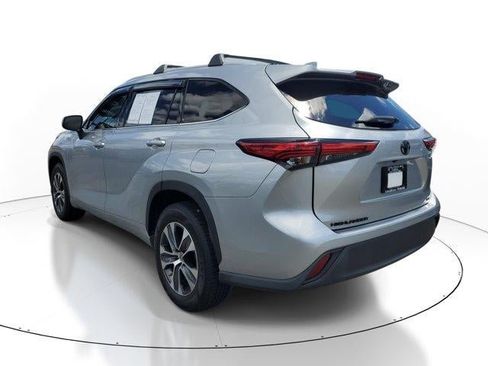 Used 2022 Toyota Highlander XLE FWD image 4