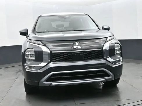 Used 2025 Mitsubishi Outlander SE image 3