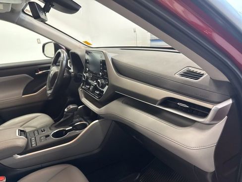 Used 2022 Toyota Highlander XLE image 36