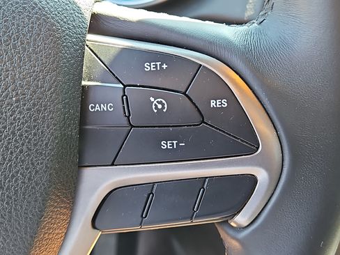 Used 2018 Jeep Grand Cherokee Laredo AWD/4WD image 25