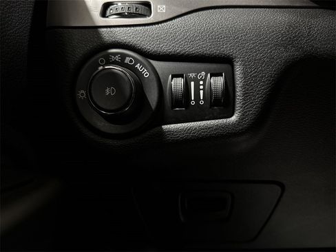 Used 2020 Jeep Cherokee Latitude Plus image 17